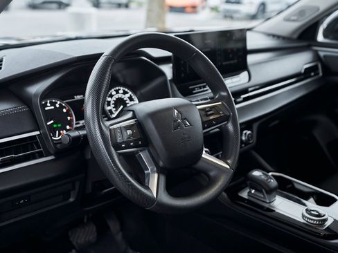 Used 2025 Mitsubishi Outlander ES image 26