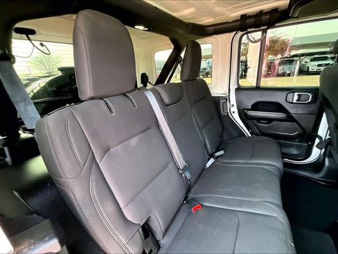 Used 2019 Jeep Wrangler Unlimited Sahara w/ Uconnect 4C Nav & Sound Group image 17