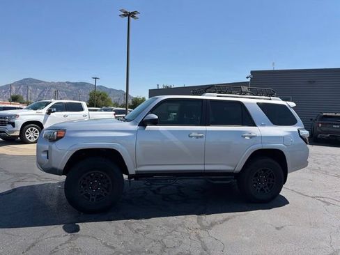 Used 2017 Toyota 4Runner SR5 AWD/4WD image 8