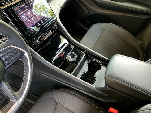Used 2025 Jeep Grand Cherokee Laredo X AWD/4WD image 17