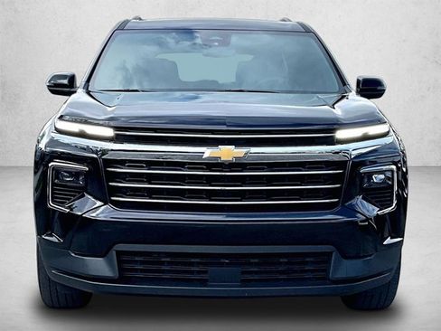 Used 2025 Chevrolet Traverse LT FWD image 3