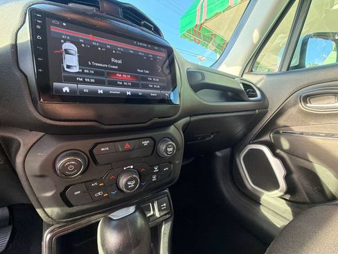 Used 2018 Jeep Renegade Latitude FWD image 24