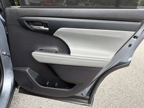Used 2022 Toyota Highlander XLE FWD image 19