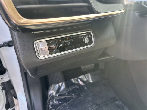 Certified 2025 Buick Envision Avenir image 13