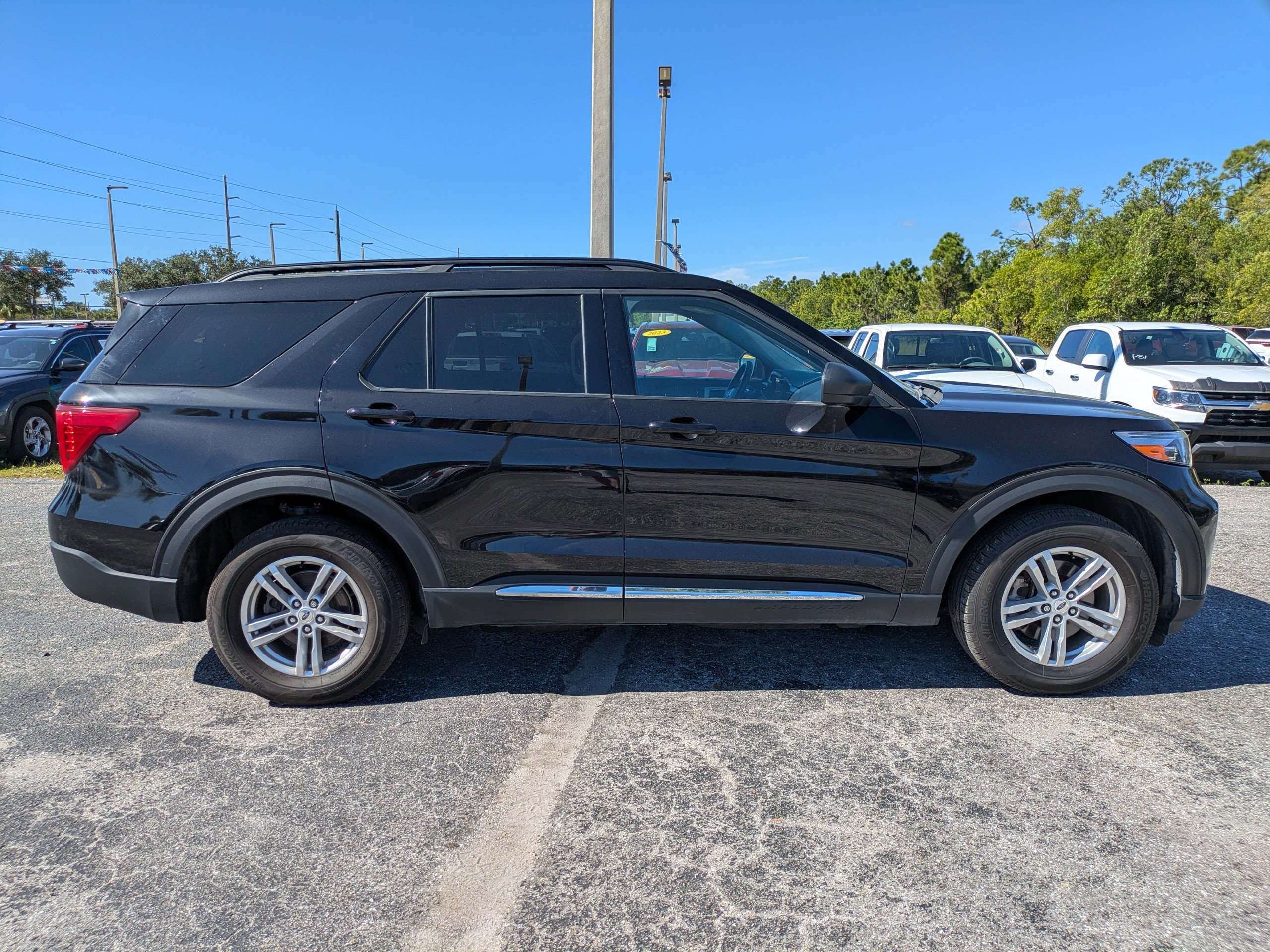 Used 2022 Ford Explorer XLT w/ Equipment Group 202A AWD/4WD image 3