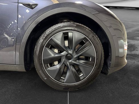 Used 2024 Tesla Model Y Long Range AWD/4WD image 37