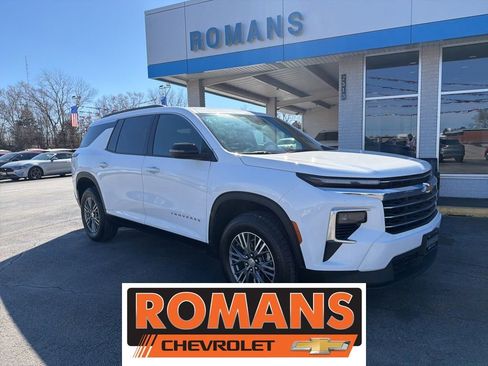 Used 2025 Chevrolet Traverse LT image 1