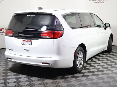 Used 2023 Chrysler Voyager LX FWD image 5