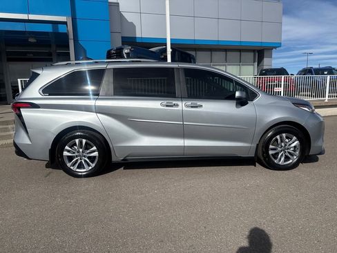 Used 2025 Toyota Sienna Limited image 6