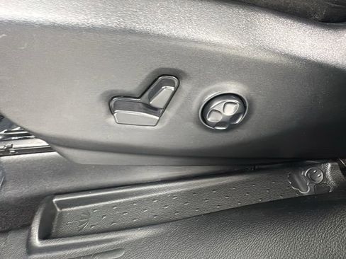 Used 2025 Chrysler Pacifica Select FWD image 11