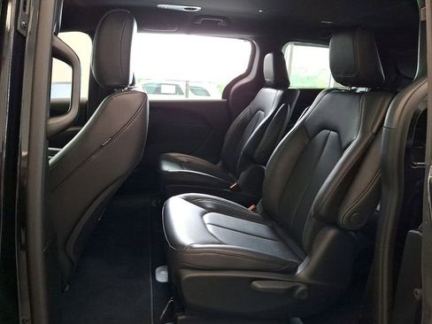 Certified 2023 Chrysler Pacifica Touring-L w/ S Appearance Package image 7