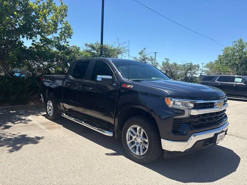 Used 2022 Chevrolet Silverado 1500 LT w/ Z71 Off-Road Package AWD/4WD image 4