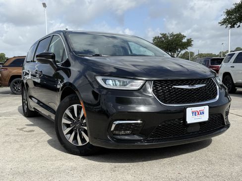 Used 2023 Chrysler Pacifica Touring-L FWD image 2