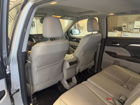 Used 2017 Toyota Highlander SE image 34