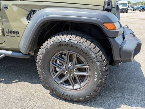Used 2025 Jeep Wrangler Unlimited Sport AWD/4WD image 31