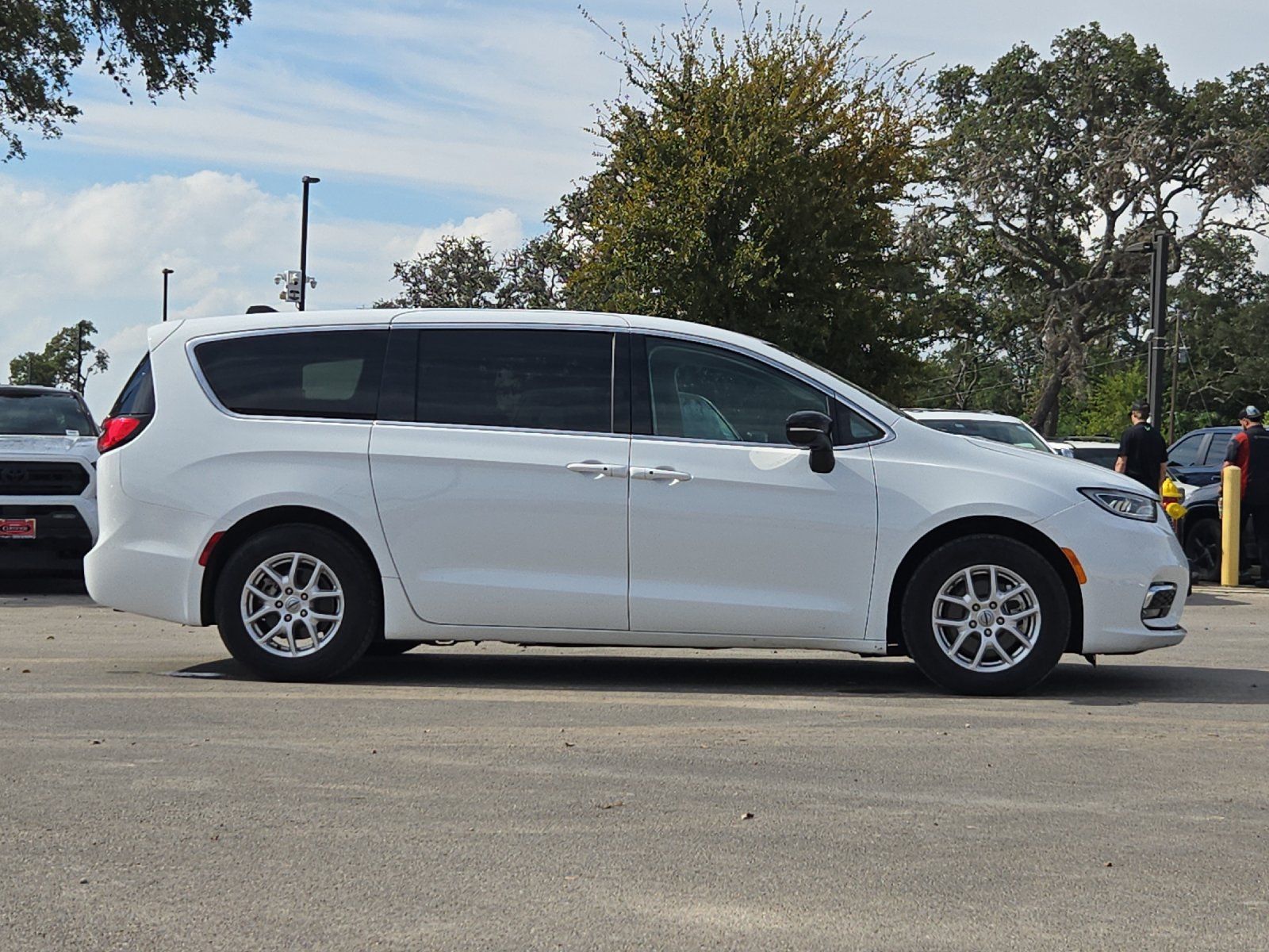 Used 2024 Chrysler Pacifica Touring-L FWD image 6