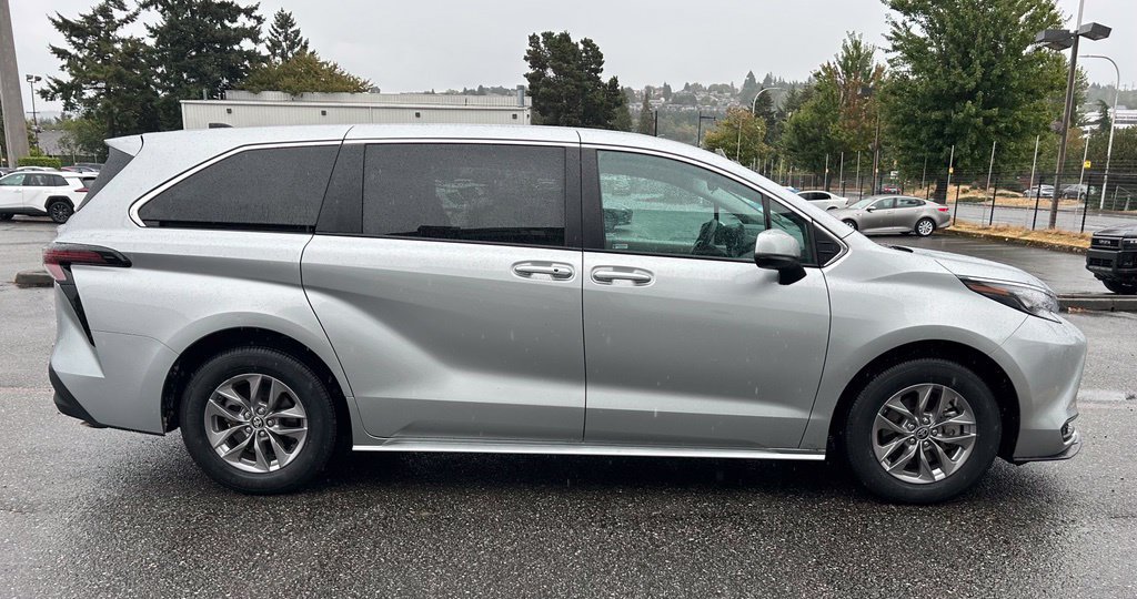 Certified 2024 Toyota Sienna LE AWD/4WD image 5