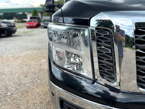 Used 2018 Nissan Titan SV w/ SV Convenience Package image 22