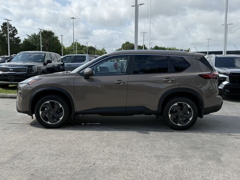 Used 2025 Nissan Rogue SV w/ SV Premium Package image 8