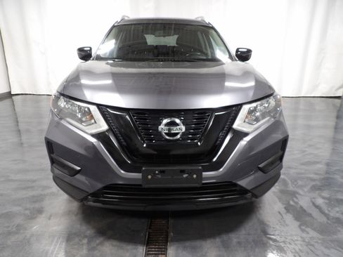 Used 2017 Nissan Rogue SV image 3