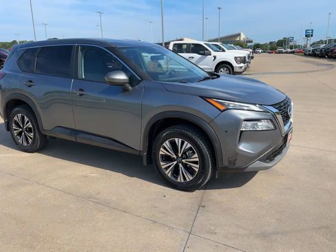 Used 2023 Nissan Rogue SV FWD image 3