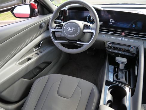 Used 2025 Hyundai Elantra SEL FWD image 9