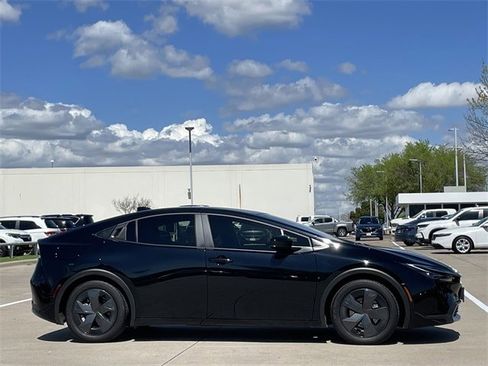 Used 2026 Toyota Prius Plug-In Hybrid image 3