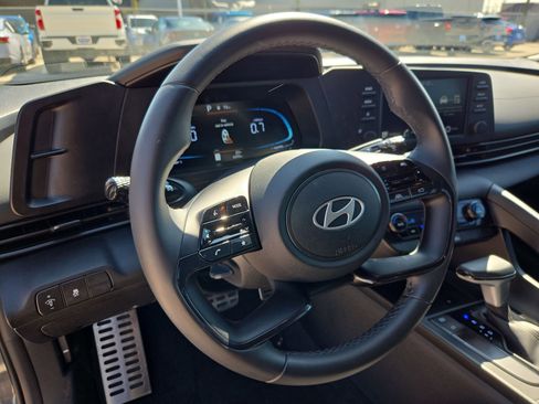 Used 2025 Hyundai Elantra Sport FWD image 17