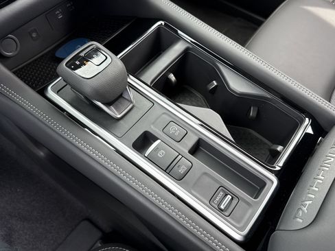 New 2026 Nissan Pathfinder Platinum FWD image 9