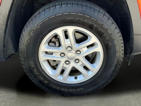 Used 2025 Jeep Grand Cherokee Laredo w/ Trailer Tow Package image 16