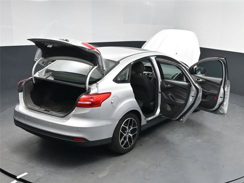 Used 2017 Ford Focus SEL image 17