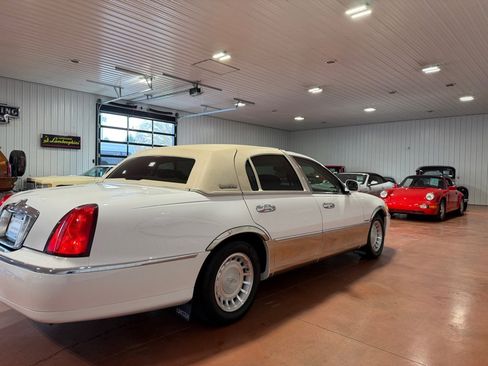 Used 2002 Lincoln Town Car Executive image 8