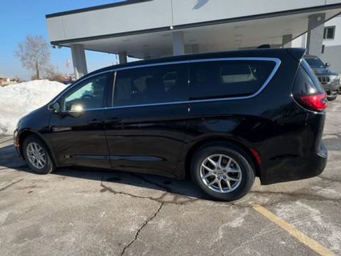 Used 2024 Chrysler Pacifica Touring-L image 6