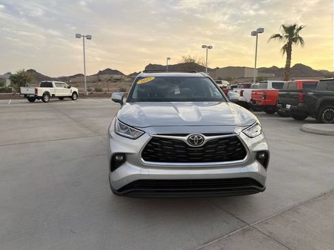 Certified 2025 Toyota Highlander Limited FWD image 2