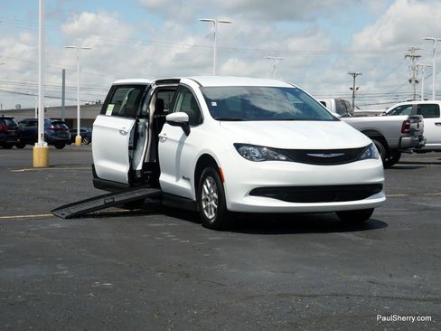 Used 2022 Chrysler Voyager LX image 5