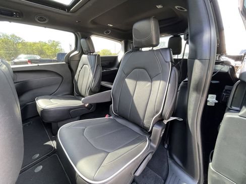 New 2026 Chrysler Pacifica Limited FWD image 34