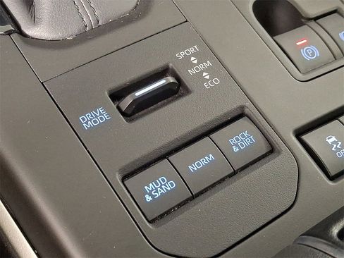 Used 2020 Toyota Highlander LE image 24