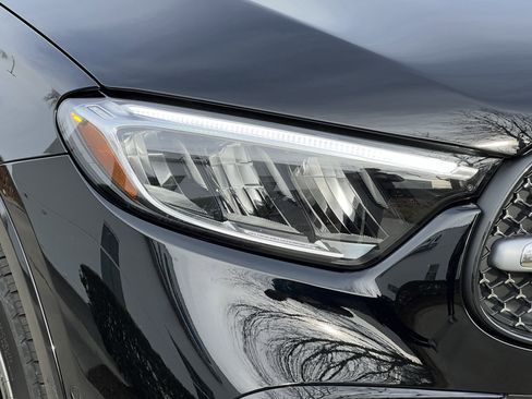 Used 2025 Mercedes-Benz GLC 300 4MATIC image 11