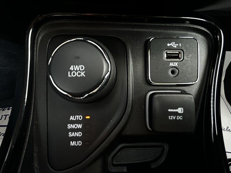Used 2021 Jeep Compass Altitude w/ Sun & Sound Group AWD/4WD image 17