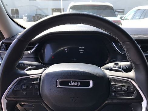 Used 2023 Jeep Grand Cherokee Limited AWD/4WD image 11
