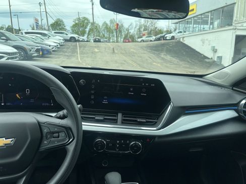 Used 2025 Chevrolet Trax LT FWD image 31