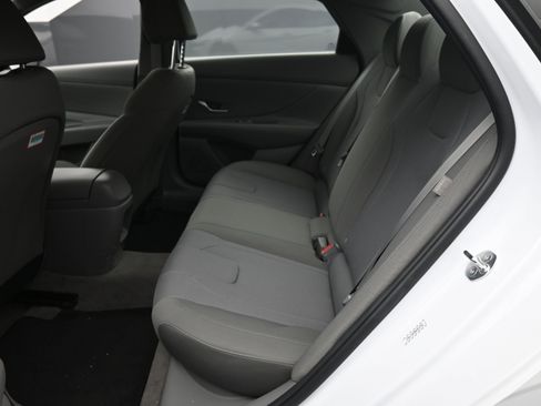 Used 2024 Hyundai Elantra SE image 13