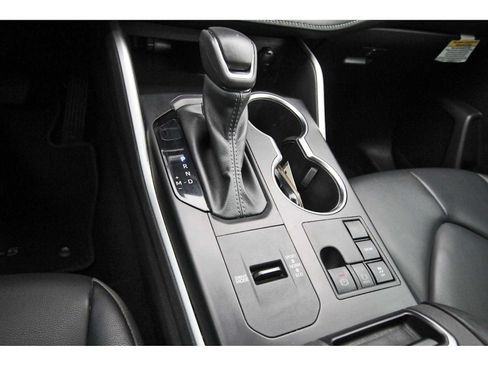 Used 2024 Toyota Highlander XLE FWD image 26