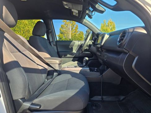 Used 2018 Toyota Tacoma TRD Sport AWD/4WD image 19