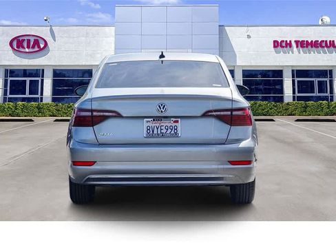 Used 2021 Volkswagen Jetta SE w/ SE Cold Weather Package image 5
