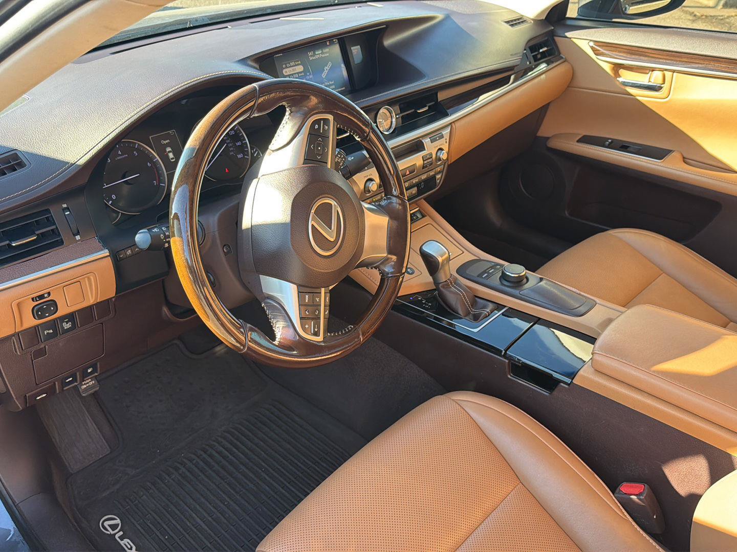 Used 2016 Lexus ES 350 w/ Premium Package w/Wood Trim FWD image 17