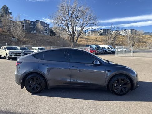 Used 2022 Tesla Model Y Long Range image 4