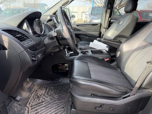 Used 2015 Chrysler Town & Country S image 13