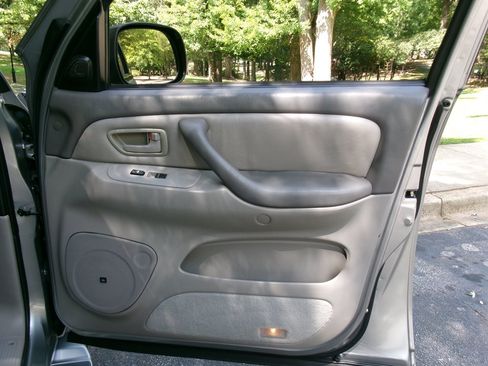 Used 2003 Toyota Sequoia SR5 RWD image 21