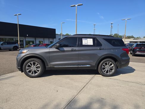 Used 2022 Ford Explorer XLT w/ Equipment Group 202A image 5